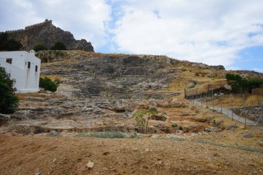 Antik Yunan Lindos tiyatrosu, aşağı kasabadaki en önemli anıt bina olarak kabul ediliyor. Tiyatronun inşaatı M.Ö. 4 'e kadar uzanıyor. Rodos Adası, Dodecanese, Yunanistan