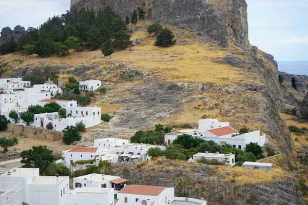 Antik Yunan Lindos tiyatrosu, aşağı kasabadaki en önemli anıt bina olarak kabul ediliyor. Tiyatronun inşaatı M.Ö. 4 'e kadar uzanıyor. Rodos Adası, Dodecanese, Yunanistan