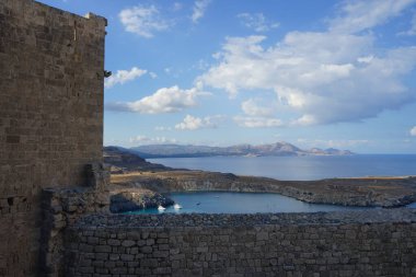 Akdeniz manzarası, eski Akropolis 'in Lindos' undan. Bir akropolis, antik bir Yunan şehrinin üst kesimlerinin yerleşim yeriydi. Lindos, Rodos Adası, Dodecanese, Yunanistan