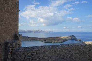 Akdeniz manzarası, eski Akropolis 'in Lindos' undan. Bir akropolis, antik bir Yunan şehrinin üst kesimlerinin yerleşim yeriydi. Lindos, Rodos Adası, Dodecanese, Yunanistan