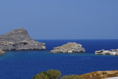 Kleoboulos 'un mezarı Lindos yarımadasının ucundaki bir tepede. Kleobulus ya da Kleoboulos, MÖ 6. yüzyıl Yunan şairi ve Lindos 'un yerlisidir. Rodos Adası, Dodecanese, Yunanistan