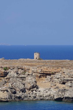 Ağustosta Lindos kıyısındaki eski yel değirmeninin manzarası. Lindos, Yunanistan 'ın Dodecanese kentindeki Rodos adasında bir arkeolojik alan, bir balıkçı köyü ve eski bir belediyedir..  