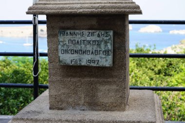 Lindos, Rhodes Adası, Yunanistan - 31 Ağustos 2022: Lindos 'ta Ioannis Zigdis' in büstü için yayalar. Ioannis Zigdis veya Ioannis Zighdis, 21 Temmuz 1913 doğumlu Yunan politikacı; 21 Ekim 1997 'de Atina' da öldü..