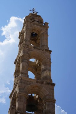 Lindos 'taki Kutsal Bakire Kilisesi' nin çan kulesi. Lindos, Yunanistan 'ın Dodecanese kentindeki Rodos adasında bir arkeolojik alan, bir balıkçı köyü ve eski bir belediyedir.