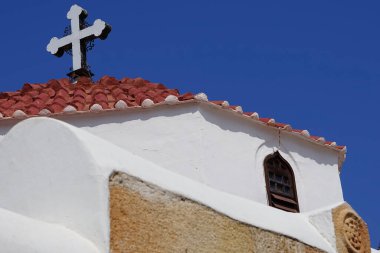 St. Mary Kilisesi, Kutsal Bakire ya da Lindos Panagia, Rodos 'taki Lindos' ta, neredeyse tamamen eski kasaba sokaklarında inşa edilmiş, 15. yüzyılda inşa edilmiştir. Rodos Adası, Dodecanese, Yunanistan 