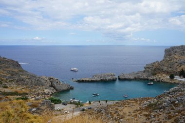 Lindos 'taki St. Paul Körfezi manzarası. Lindos, bir arkeolojik alan, bir balıkçı köyü ve Dodecanese 'de Rodos adasının eski bir belediyesi. 