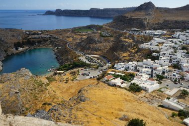 Lindos 'taki St. Paul Körfezi manzarası. Lindos, bir arkeolojik alan, bir balıkçı köyü ve Dodecanese 'de Rodos adasının eski bir belediyesi. 