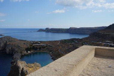 Akropolis of Lindos 'tan St. Paul Körfezi manzarası. Lindos, Yunanistan 'ın Dodecanese kentindeki Rodos adasında bir arkeolojik alan, bir balıkçı köyü ve eski bir belediyedir. 