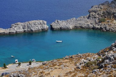Lindos 'taki St. Paul Körfezi manzarası. Lindos, bir arkeolojik alan, bir balıkçı köyü ve Dodecanese 'de Rodos adasının eski bir belediyesi. 