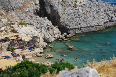Lindos 'taki St. Paul Körfezi manzarası. Lindos, bir arkeolojik alan, bir balıkçı köyü ve Dodecanese 'de Rodos adasının eski bir belediyesi. 