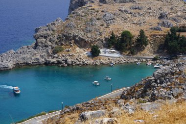 Lindos 'taki St. Paul Körfezi manzarası. Lindos, bir arkeolojik alan, bir balıkçı köyü ve Dodecanese 'de Rodos adasının eski bir belediyesi. 
