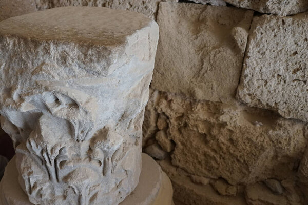 Часть античной колонны с рельефом расположена на территории Акрополя Линдоса. Акрополь был поселением верхней части древнегреческого города. Линдос, Род-Айленд, Греция