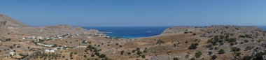 Fotoğraf panoraması. Ağustosta Navarone Körfezi ve çevresinin manzarası. Lindos, Rodos Adası, Yunanistan 