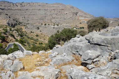 Eparchiaki Odos Lardou-Lindou otoyolunun yakınında güzel tepe manzaraları bulunur. Lardos, Rodos Adası, Yunanistan     