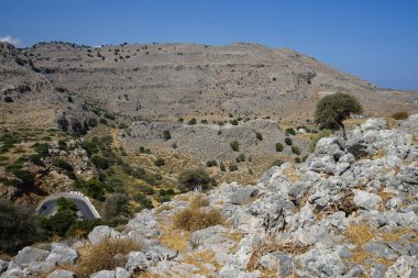 Eparchiaki Odos Lardou-Lindou otoyolunun yakınında güzel tepe manzaraları bulunur. Lardos, Rodos Adası, Yunanistan     