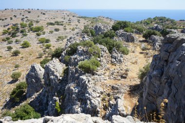 Ağustosta Navarone Körfezi ve çevresinin manzarası. Lindos, Rodos Adası, Yunanistan    