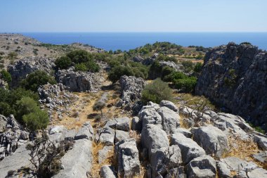 Ağustosta Navarone Körfezi ve çevresinin manzarası. Lindos, Rodos Adası, Yunanistan    
