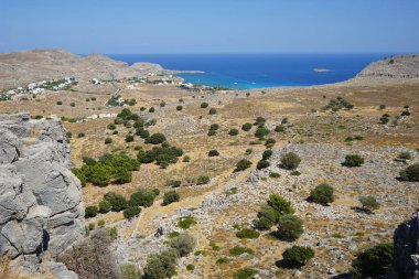 Ağustosta Navarone Körfezi ve çevresinin manzarası. Lindos, Rodos Adası, Yunanistan    