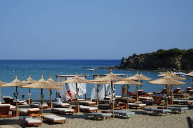 Lardos, Rodos Adası, Yunanistan - 1 Eylül 2022: Eylül 'de Paralia Glistra plajı manzarası.            