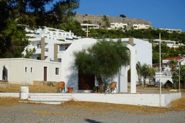 Pefki 'deki Aziz Nektarios Kilisesi. Pefkos ya da Pefki, Yunanistan 'ın Rodos Adası' nın doğu kıyısında bulunan ünlü bir sahil beldesidir. 