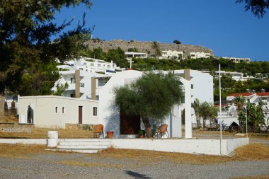 Pefki 'deki Aziz Nektarios Kilisesi. Pefkos ya da Pefki, Yunanistan 'ın Rodos Adası' nın doğu kıyısında bulunan ünlü bir sahil beldesidir. 