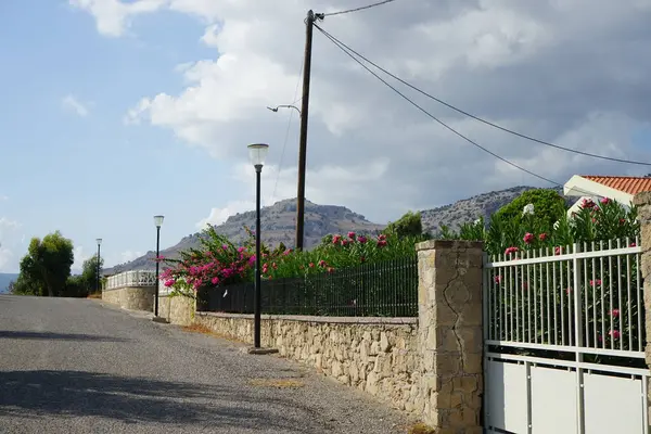 Bouganvillea ve zakkum çalıları Ağustos ayında Pefki 'deki konut binalarının yakınında bir çit süsler. Pefkos ya da Pefki, Yunanistan 'ın Rodos Adası' nın doğu kıyısında bulunan ünlü bir sahil beldesidir. 