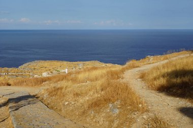 Ağustosta Lindos sahili manzarası. Lindos, Yunanistan 'ın Dodecanese kentindeki Rodos adasında bir arkeolojik alan, bir balıkçı köyü ve eski bir belediyedir..                                     