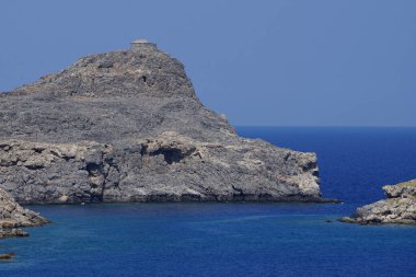 Kleoboulos 'un mezarı Lindos yarımadasının ucundaki bir tepede. Kleobulus ya da Kleoboulos, MÖ 6. yüzyıl Yunan şairi ve Lindos 'un yerlisidir. Rodos Adası, Dodecanese, Yunanistan                          