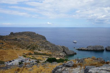 Lindos 'taki St. Paul Körfezi manzarası. Lindos, bir arkeolojik alan, bir balıkçı köyü ve Dodecanese 'de Rodos adasının eski bir belediyesi. 