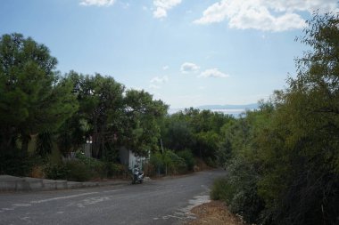 Pefki civarındaki Akdeniz sahili manzarası. Pefkos ya da Pefki, Yunanistan 'ın Rodos Adası' nın doğu kıyısında bulunan ünlü bir sahil beldesidir.