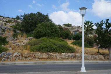 Pefki caddesinde bir sokak lambası duruyor. Pefkos ya da Pefki, Yunanistan 'ın Rodos Adası' nın doğu kıyısında bulunan ünlü bir sahil beldesidir.                      