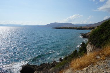 Ağustos ayında Pefki civarındaki Akdeniz sahili manzarası. Pefkos ya da Pefki, Yunanistan 'ın Rodos Adası' nın doğu kıyısında bulunan ünlü bir sahil beldesidir. 