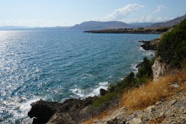 Ağustos ayında Pefki civarındaki Akdeniz sahili manzarası. Pefkos ya da Pefki, Yunanistan 'ın Rodos Adası' nın doğu kıyısında bulunan ünlü bir sahil beldesidir. 