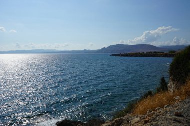 Ağustos ayında Pefki civarındaki Akdeniz sahili manzarası. Pefkos ya da Pefki, Yunanistan 'ın Rodos Adası' nın doğu kıyısında bulunan ünlü bir sahil beldesidir. 