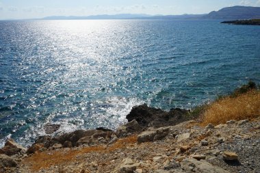 Ağustos ayında Pefki civarındaki Akdeniz sahili manzarası. Pefkos ya da Pefki, Yunanistan 'ın Rodos Adası' nın doğu kıyısında bulunan ünlü bir sahil beldesidir. 