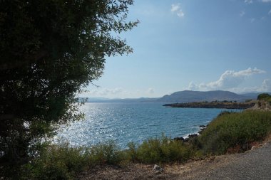 Ağustos ayında Pefki civarındaki Akdeniz sahili manzarası. Pefkos ya da Pefki, Yunanistan 'ın Rodos Adası' nın doğu kıyısında bulunan ünlü bir sahil beldesidir.