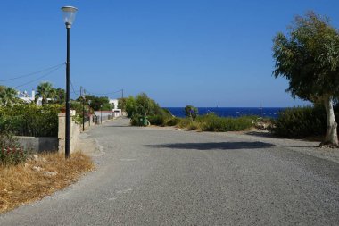 Ağustos ayında Pefki civarındaki Akdeniz sahili manzarası. Pefkos ya da Pefki, Yunanistan 'ın Rodos Adası' nın doğu kıyısında bulunan ünlü bir sahil beldesidir.