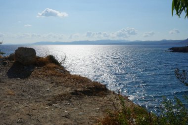 Ağustos ayında Pefki civarındaki Akdeniz sahili manzarası. Pefkos ya da Pefki, Yunanistan 'ın Rodos Adası' nın doğu kıyısında bulunan ünlü bir sahil beldesidir.