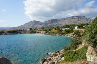 Ağustos ayında Pefki civarındaki Akdeniz sahili manzarası. Pefkos ya da Pefki, Yunanistan 'ın Rodos Adası' nın doğu kıyısında bulunan ünlü bir sahil beldesidir.
