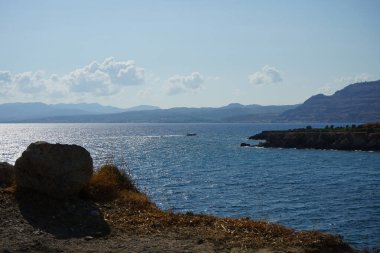 Ağustos ayında Akdeniz 'de Pefki açıklarında bir motorlu tekne denize açılıyor. Pefkos ya da Pefki, Yunanistan 'ın Rodos Adası' nın doğu kıyısında bulunan ünlü bir sahil beldesidir. 