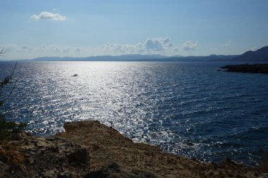Ağustos ayında Akdeniz 'de Pefki açıklarında bir motorlu tekne denize açılıyor. Pefkos ya da Pefki, Yunanistan 'ın Rodos Adası' nın doğu kıyısında bulunan ünlü bir sahil beldesidir. 