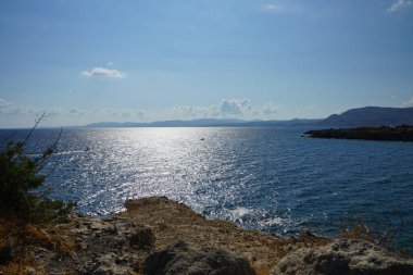 Ağustos ayında Akdeniz 'de Pefki açıklarında motorlu tekneler denize açılır. Pefkos ya da Pefki, Yunanistan 'ın Rodos Adası' nın doğu kıyısında bulunan ünlü bir sahil beldesidir.