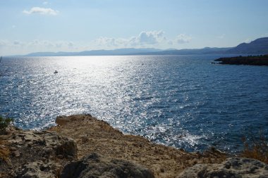 Ağustos ayında Akdeniz 'de Pefki açıklarında motorlu tekneler denize açılır. Pefkos ya da Pefki, Yunanistan 'ın Rodos Adası' nın doğu kıyısında bulunan ünlü bir sahil beldesidir.