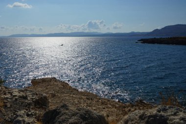 Ağustos ayında Akdeniz 'de Pefki açıklarında bir motorlu tekne denize açılıyor. Pefkos ya da Pefki, Yunanistan 'ın Rodos Adası' nın doğu kıyısında bulunan ünlü bir sahil beldesidir. 