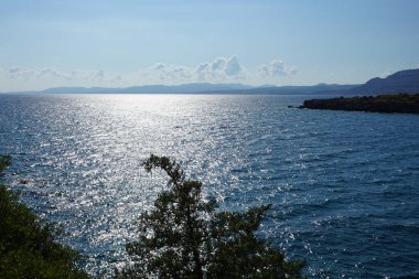 Ağustos ayında Pefki civarındaki Akdeniz sahili manzarası. Pefkos ya da Pefki, Yunanistan 'ın Rodos Adası' nın doğu kıyısında bulunan ünlü bir sahil beldesidir.