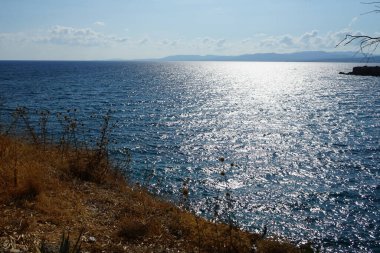 Ağustos ayında Pefki civarındaki Akdeniz sahili manzarası. Pefkos ya da Pefki, Yunanistan 'ın Rodos Adası' nın doğu kıyısında bulunan ünlü bir sahil beldesidir.
