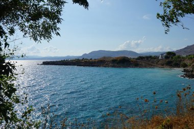 Ağustos ayında Pefki civarındaki Akdeniz sahili manzarası. Pefkos ya da Pefki, Yunanistan 'ın Rodos Adası' nın doğu kıyısında bulunan ünlü bir sahil beldesidir.