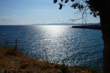 Ağustos ayında Pefki civarındaki Akdeniz sahili manzarası. Pefkos ya da Pefki, Yunanistan 'ın Rodos Adası' nın doğu kıyısında bulunan ünlü bir sahil beldesidir.