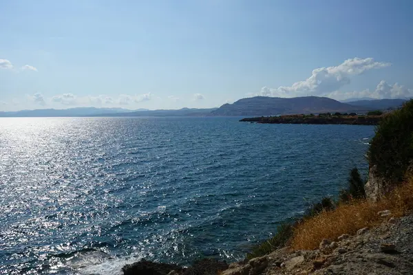 Ağustos ayında Pefki civarındaki Akdeniz sahili manzarası. Pefkos ya da Pefki, Yunanistan 'ın Rodos Adası' nın doğu kıyısında bulunan ünlü bir sahil beldesidir. 