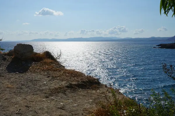 Ağustos ayında Pefki civarındaki Akdeniz sahili manzarası. Pefkos ya da Pefki, Yunanistan 'ın Rodos Adası' nın doğu kıyısında bulunan ünlü bir sahil beldesidir.